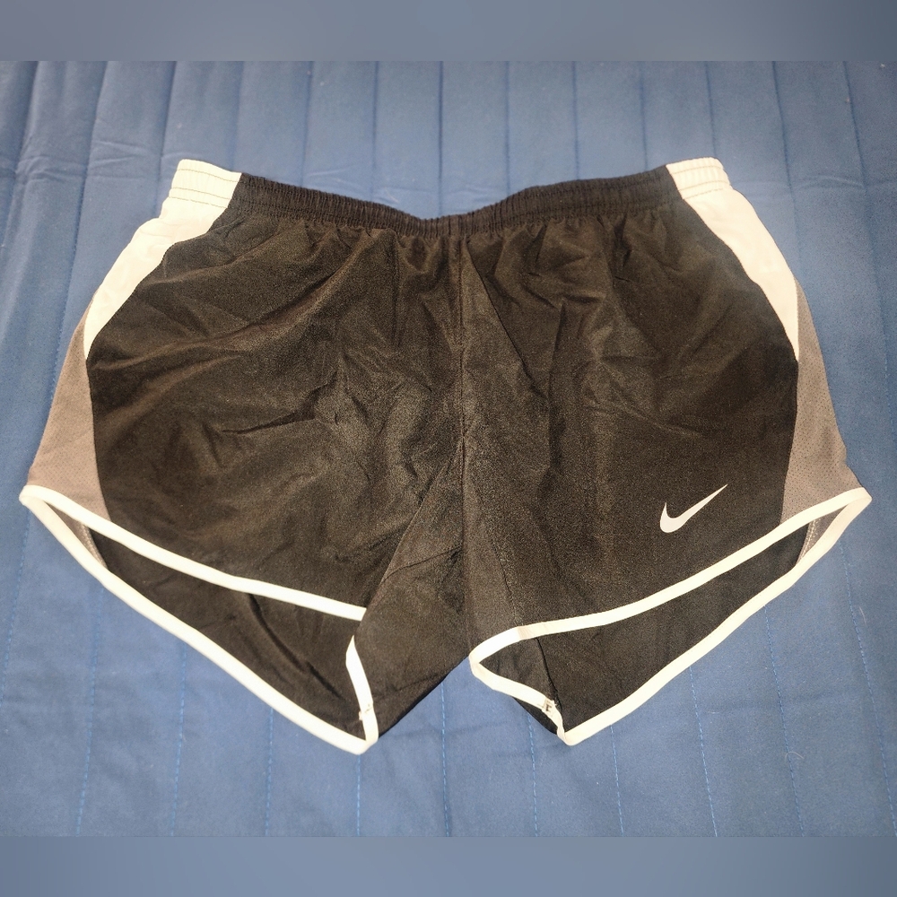 Nike Dri Fit Shorts Women’s Medium New